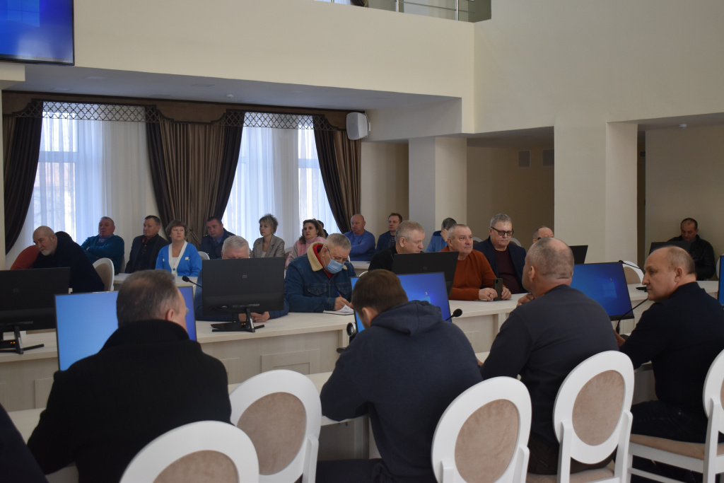 Во вторник, 14 марта, в районной администрации под руководством главы района Ивана Лесникова прошло совещание по вопросам подготовки к проведению весенних полевых работ.